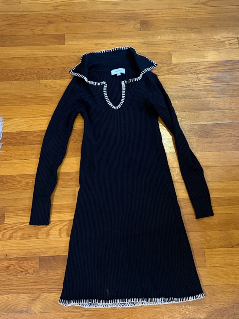 RIHOAS Black Ribbed Long-Sleeve V-Neck Dress with Cream Contrast Trim